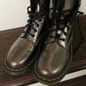 Dr. Martens size 7 pewter metallic color EUC